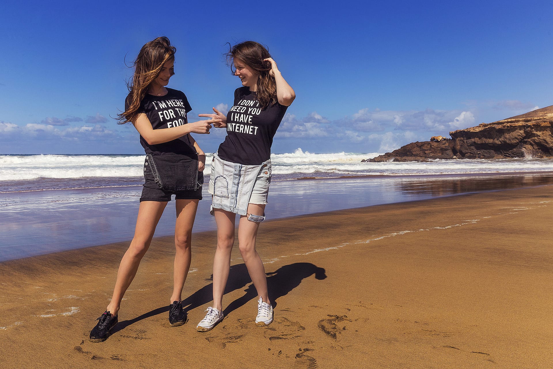 Elba Gin & Lotte C. - Beach Fun Spain, Backstage - Image 3